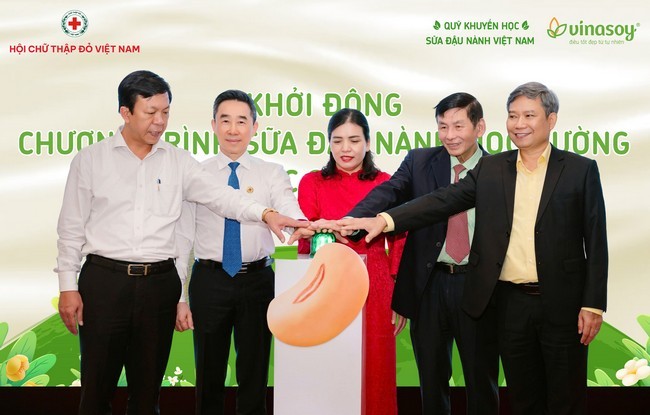 cac-dai-bieu-thuc-hien-nghi-thuc-khoi-dong-chuong-trinh-sua-dau-nanh-hoc-duong-nam-hoc-2025-2026-2-1755873454.jpg