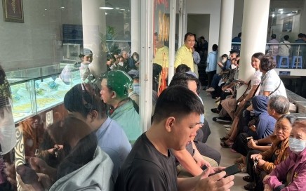 Tiệm vàng ở TP.HCM kín khách ngày giá lên 128 triệu đồng/lượng