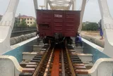 Nước lũ lại dâng, đưa 2 đoàn tàu chở đá 1.100 tấn chống trôi cầu đường sắt trăm tuổi