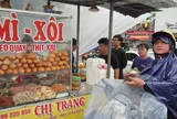 Mưa vừa tạnh, người dân Huế đổ xô đi mua thuốc, bánh mì