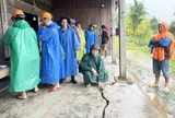 Chống bão Kalmaegi: Miền núi xuất hiện vết nứt dài, sơ tán dân khẩn cấp, vùng biển chằng nhà cửa