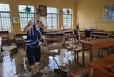 Sau bão Kalmaegi, người dân và giáo viên 'đánh vật' với bùn non, rác rến
