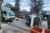 Xe ben tông xe tải, xe tải tông xe rác rồi lật ngang đường