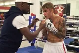 Justin Bieber dọa ‘siết cổ’ nhân viên Apple
