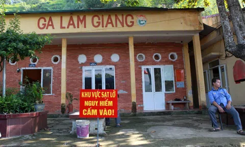 Nguy cơ sạt lở tràn xuống ga Lâm Giang, chưa chạy tàu khách Hà Nội - Lào Cai