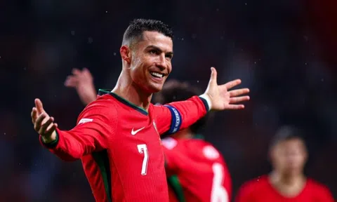 Ronaldo tỏa sáng, Bồ Đào Nha đè bẹp Ba Lan 5-1