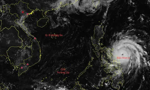 Siêu bão Man-yi liên tục thay đổi cường độ và hướng đi trên Biển Đông