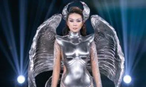 Diễn thời trang Fly Me to the Moon nhưng Thanh Hằng rơi cánh trên sàn catwalk