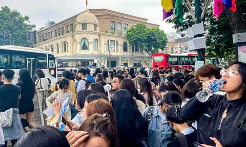 Vì sao hàng ngàn người tập trung trước Nhà hát lớn Hà Nội khiến đường tắc từ sáng tới chiều?