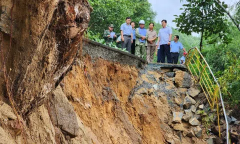 Lũ cuồn cuộn trên sông Vệ 'ngoạm' tỉnh lộ 624B