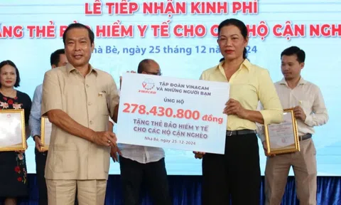 Hơn 1.000 thẻ bảo hiểm y tế tặng hộ cận nghèo