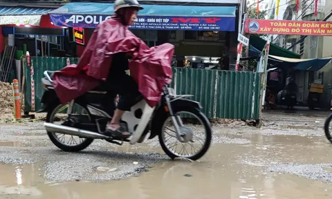 Cận cảnh đường ở trung tâm cử tri thắc mắc vì sao làm vào mùa mưa