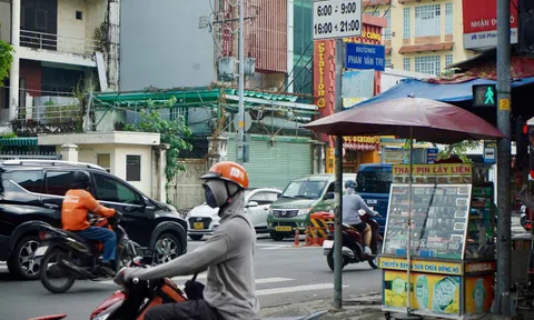 Bảng tên đường bị mờ, lạc giữa biển quảng cáo 'đánh đố' người đi đường