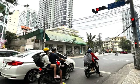 Vì sao ở Nha Trang không có 'khái niệm' đèn đỏ được rẽ phải?