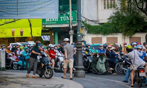 Đường ở TP.HCM ùn ứ diện rộng, nhiều người dắt xe máy lên vỉa hè ‘vượt ải’