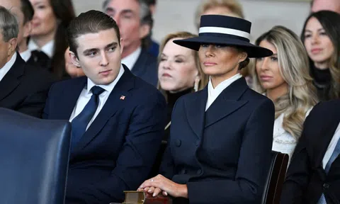 Bà Melania và cậu út Barron gây sốt tại lễ nhậm chức của ông Trump