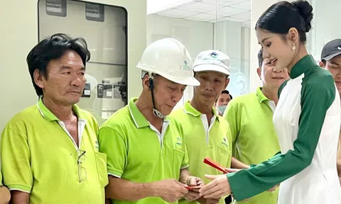 Hoa hậu Nguyễn Thanh Hà mang Tết sớm đến công nhân thu gom rác, khởi động các dự án xanh