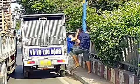 Hai tài xế dừng xe tải đánh nhau trên cầu Bà Lát, Bình Chánh