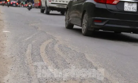 'Sống trâu’, ‘rãnh cào’ nham nhở trên nhiều tuyến phố Thủ đô sau sửa chữa