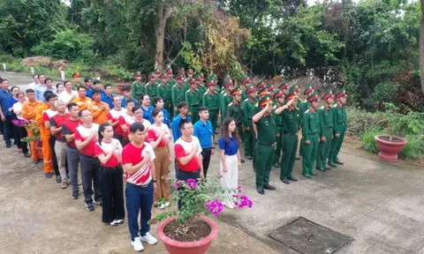 Tiền Phong Marathon 2025 và nghi thức thượng cờ đầy cảm xúc trên đảo tiền tiêu của Tổ quốc