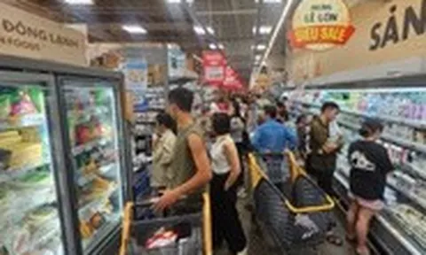 Lễ 30-4: Hàng khuyến mãi hút khách, nhiều điểm vui chơi, ăn uống 'khóa sổ' từ sớm