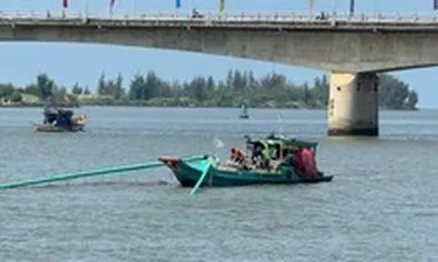 Hơn 6 tiếng chưa tìm thấy du khách tự tử ven bờ sông Đông Hồ
