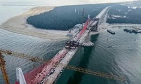 Hợp long cầu vượt biển dài nhất miền Trung
