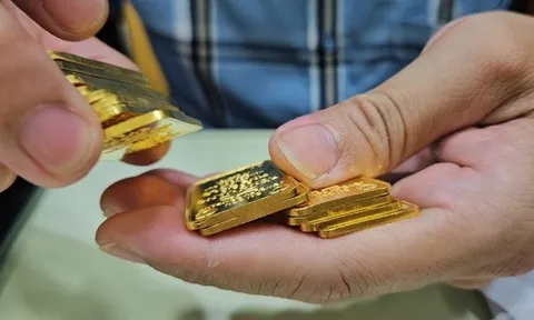Tối 1-5, giá vàng thế giới đang giảm rất nhanh