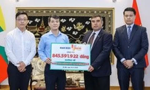 Đại diện sứ quán Myanmar cảm kích nhận 845 triệu đồng bạn đọc Tuổi Trẻ ủng hộ sau động đất