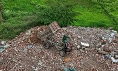 Chủ tịch Hà Nội yêu cầu xử lý nghiêm, đất nông nghiệp vẫn bị đổ trộm phế thải