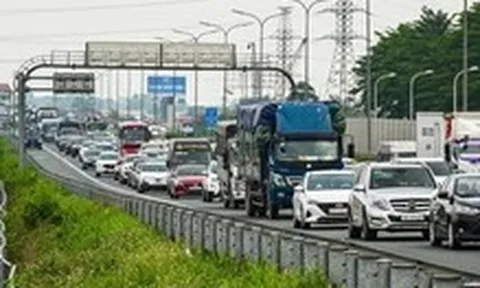 Dòng xe gần 7km ùn ùn vào Hà Nội dù chưa hết nghỉ lễ, đi từ giữa trưa cũng không thoát tắc đường