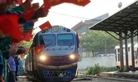 Tin tức sáng 3-5: Đà Nẵng rực rỡ cờ hoa đón chào đoàn tàu chở các chiến sĩ diễu binh trở về