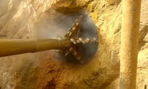 Công trường khoan 31 mũi sâu 4.800m dừng thi công gấp vì làm lộ đá trắng ánh vàng nặng 48kg, kho báu lạ xuất hiện, công nghệ góp công lớn