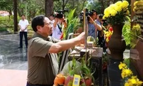 Thủ tướng Phạm Minh Chính dâng hương, viếng các anh hùng liệt sĩ tại Côn Đảo