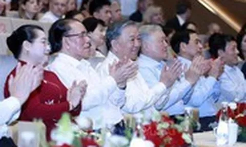Tổng Bí thư Tô Lâm dự chương trình nghệ thuật Bài ca chiến thắng ở Nhà hát Hồ Gươm