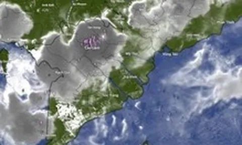 Mây dông dày đặc ở TP.HCM, Bình Dương, Đồng Nai và biên giới Tây Nam