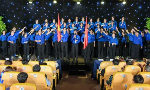 Sinh viên Trường Đại học Gia Định ngược dòng lịch sử, thắp sáng ký ức ngày 30/4
