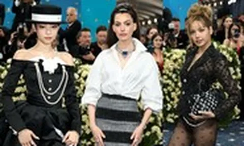 Lisa, Jennie BlackPink, Anne Hathaway và loạt ngôi sao đổ bộ bữa tiệc thời trang Met Gala 2025