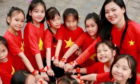Trường học rợp cờ đỏ sao vàng, thầy trò nhảy vui nhộn chào mừng ngày 30/4