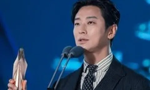 Joo Ji Hoon tái sinh từ bê bối chất cấm, thành thị đế Baeksang