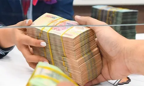 Một ngân hàng giảm lãi suất tiết kiệm kỳ hạn ngắn, tăng lãi suất kỳ hạn dài
