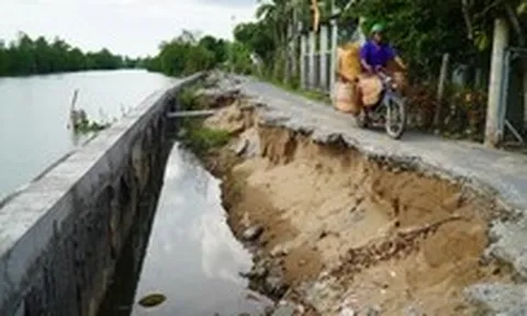 Đường dọc bờ sông sạt lở hơn một nửa, người dân vẫn bất chấp nguy hiểm để qua lại
