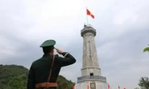 Lễ thượng cờ và gắn biển công trình cột cờ A Pa Chải