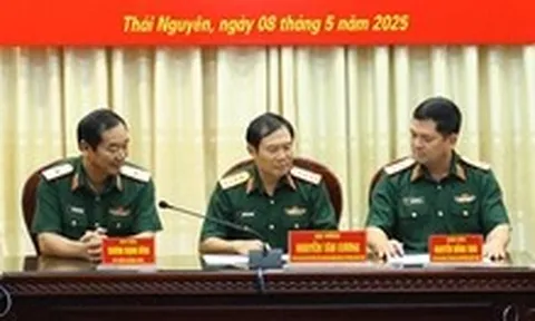 Trung tướng Nguyễn Hồng Thái bàn giao chức vụ tư lệnh Quân khu 1 cho Thiếu tướng Trương Mạnh Dũng