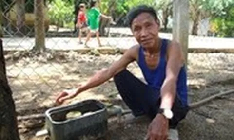 Hệ thống cấp nước sạch làm hơn 24 tỉ đồng, nhưng người dân phải gùi nước suối về xài