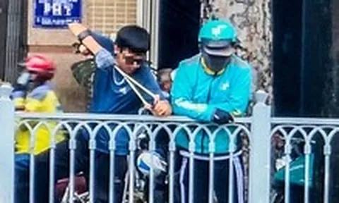 'Ná thủ' lại xuất hiện, bắn cá ngoi lên mặt kênh Nhiêu Lộc - Thị Nghè sau mưa đầu mùa