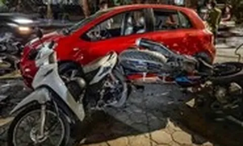 Ô tô tông loạt xe máy ở Hà Nội, 2 người nhập viện