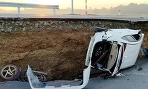 Ô tô, xe máy rớt xuống hố sụp lún đường ở Tây Ninh: 6 người phải cấp cứu