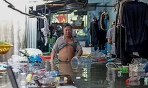 Trận mưa bất thường làm đảo lộn cuộc sống