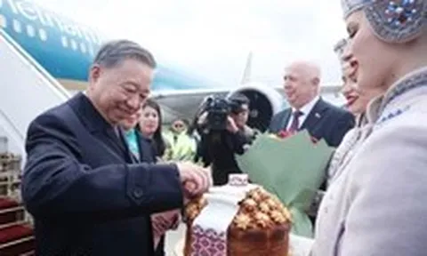 Sân bay Belarus rực rỡ quốc kỳ chào đón Tổng Bí thư Tô Lâm